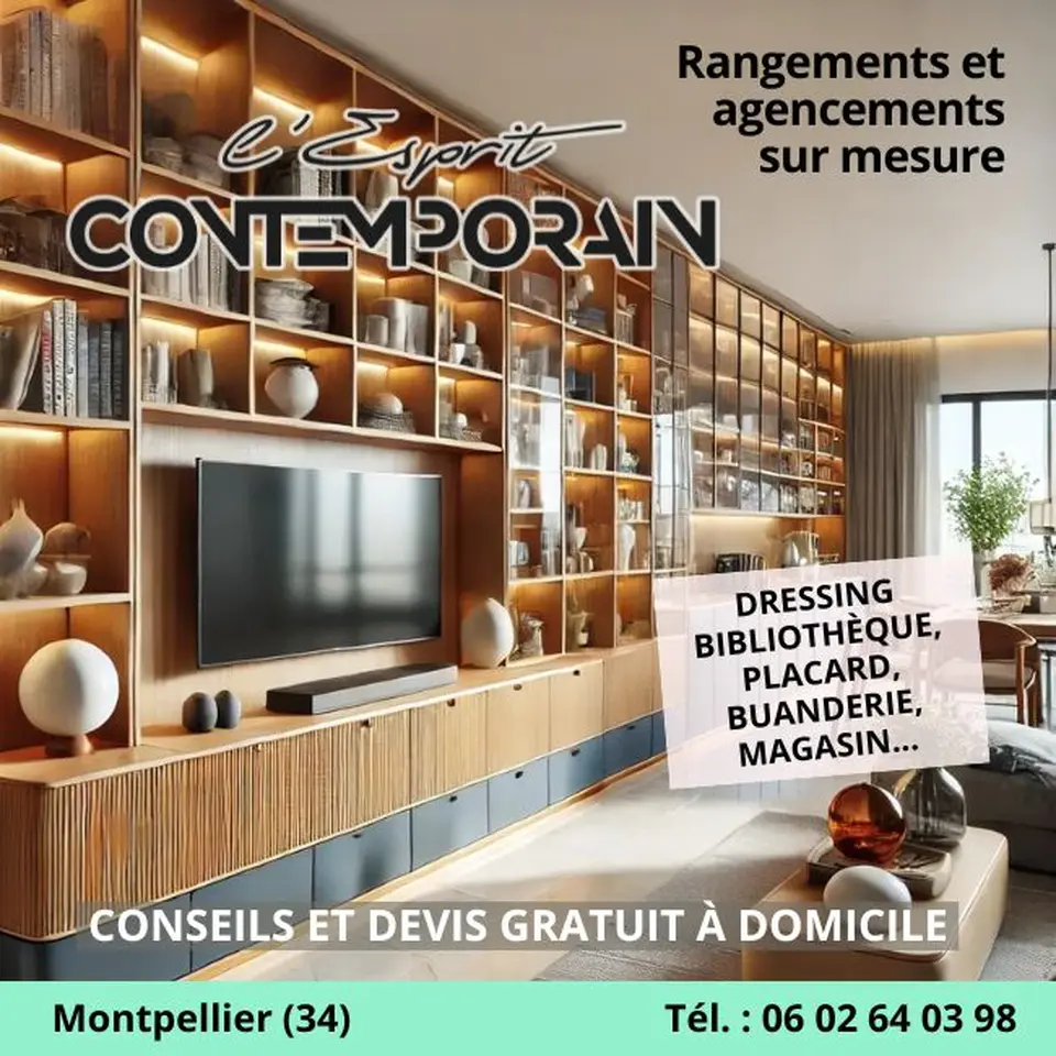 Aménagement sur-mesure du mur d'un séjour avec étagères et casiers gris et boisent en bois clair, logo de l'Esprit Contemporain