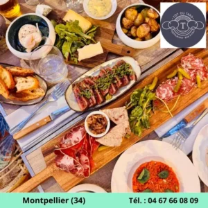 Table dressée avec des tapas à partager. Le logo et les coordonnées du Tôt ou Tard sont affichés sur l'image.