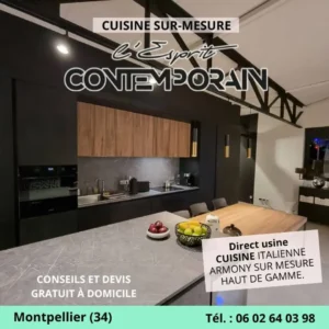 Cuisine contemporaine en gris clair, gris foncé et bois et logo de L'Esprit Contemporain