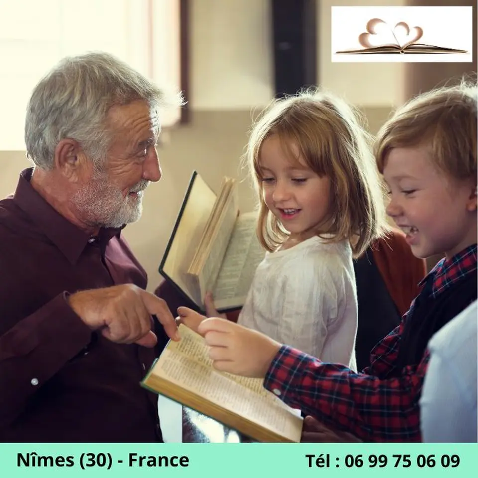 Grand-père montrant ses biographies à ses petits-enfants curieux, et logo de Lionel Bro