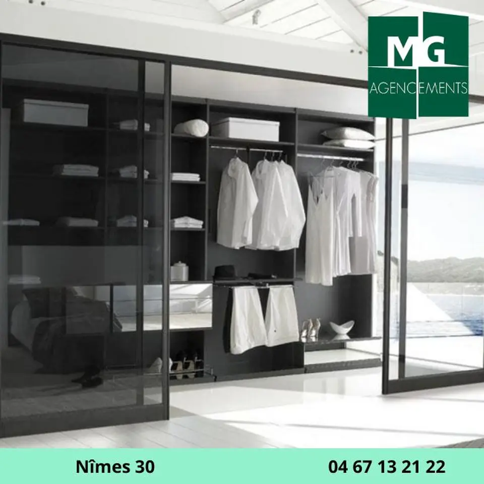 Placard moderne sur-mesure avec le logo de Agencements MG