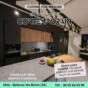 Cuisine contemporaine en gris clair, gris foncé et bois et logo de L'Esprit Contemporain
