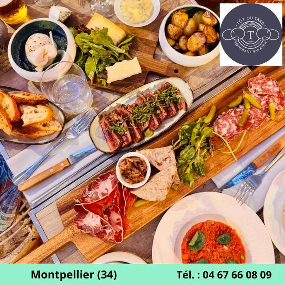 Table dressée avec des tapas à partager. Le logo et les coordonnées du Tôt ou Tard sont affichés sur l'image.
