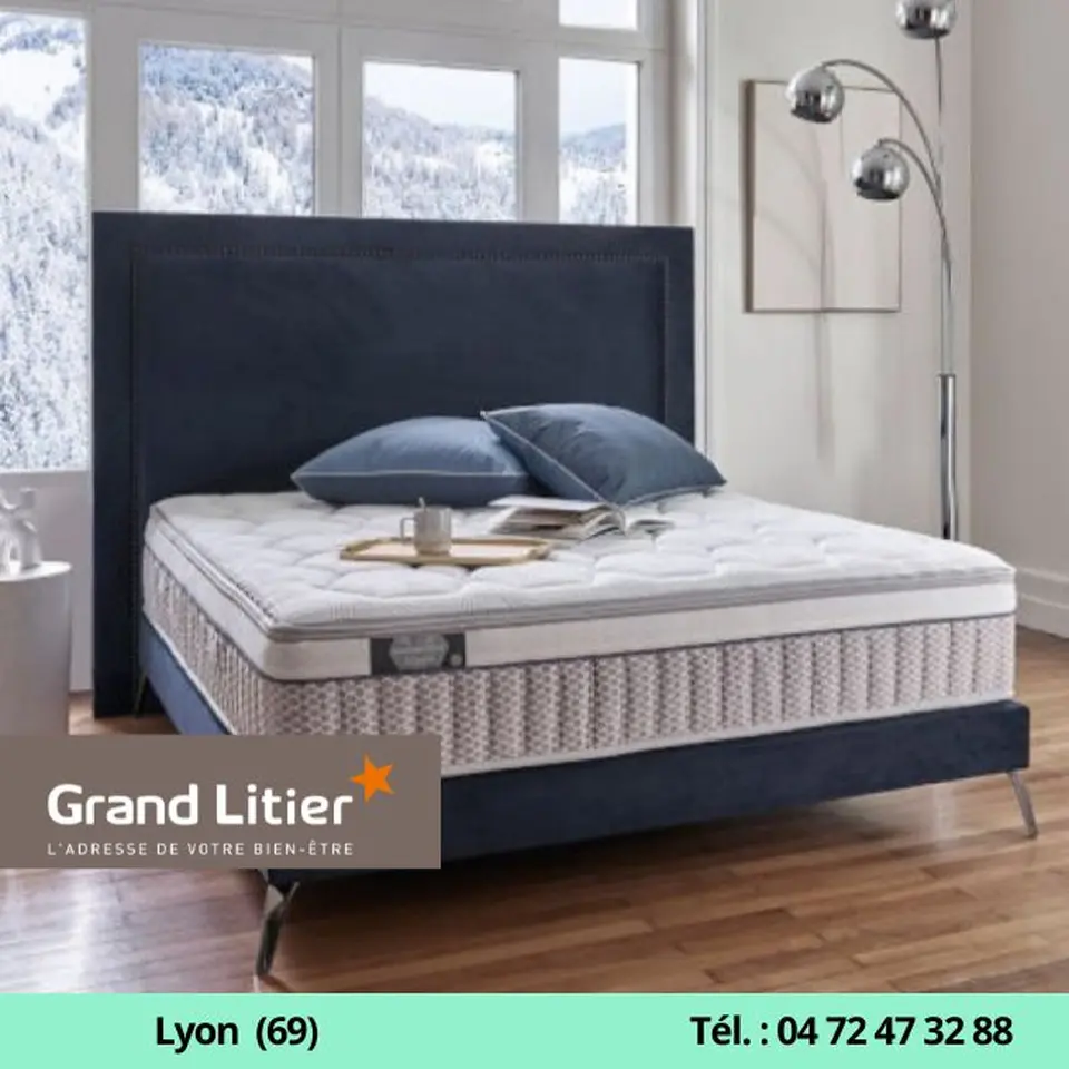 Lit bleu avec matelas et logo Grand Litier